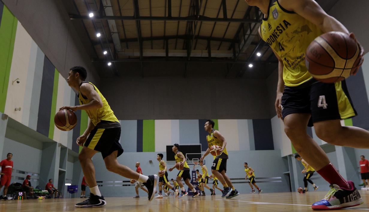 Pebasket Indonesia saat sesi latihan di GBK Arena, Jakarta, Senin, (14/9). Latihan tersebut untuk persiapan SEA Games 2019. (Bola.com/M Iqbal Ichsan)