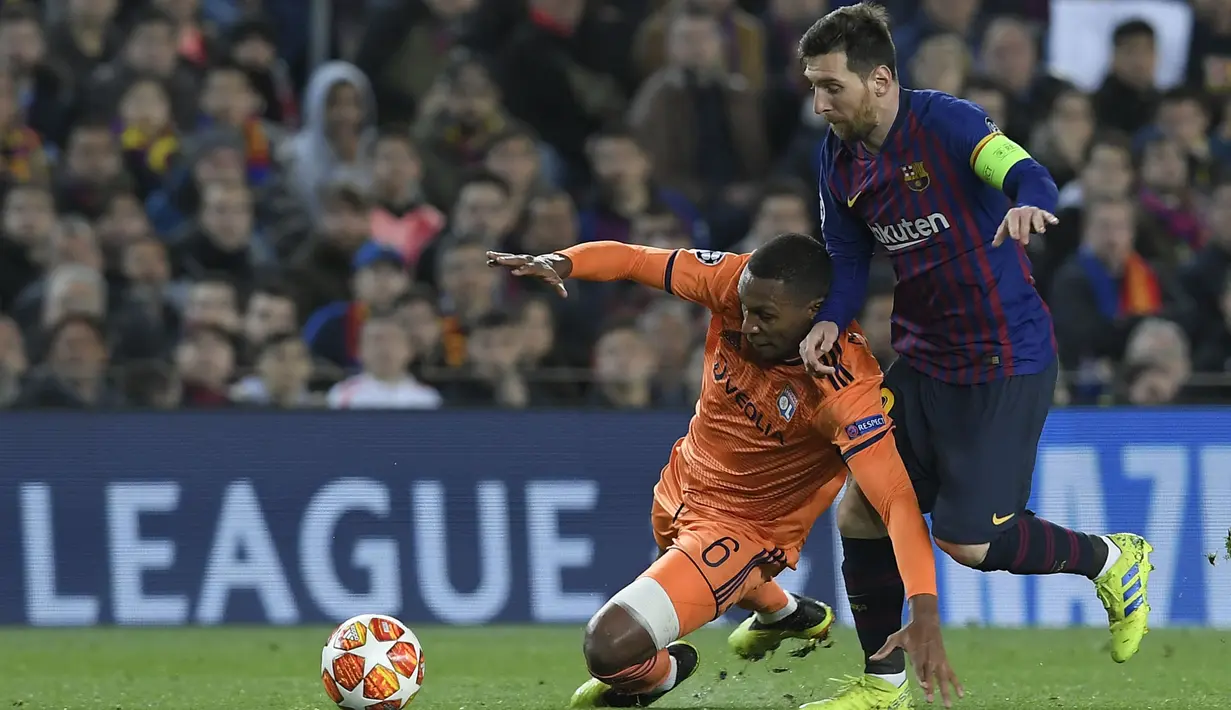 Aksi Lionel Messi melewati bek Lyon, Marcelo pada leg kedua, babak 16 besar Liga Champions yang berlangsung di Stadion Camp Nou, Barcelona, Kamis (14/3). Barcelona menang 5-1 atas Lyon. (AFP/Josep Lago)
