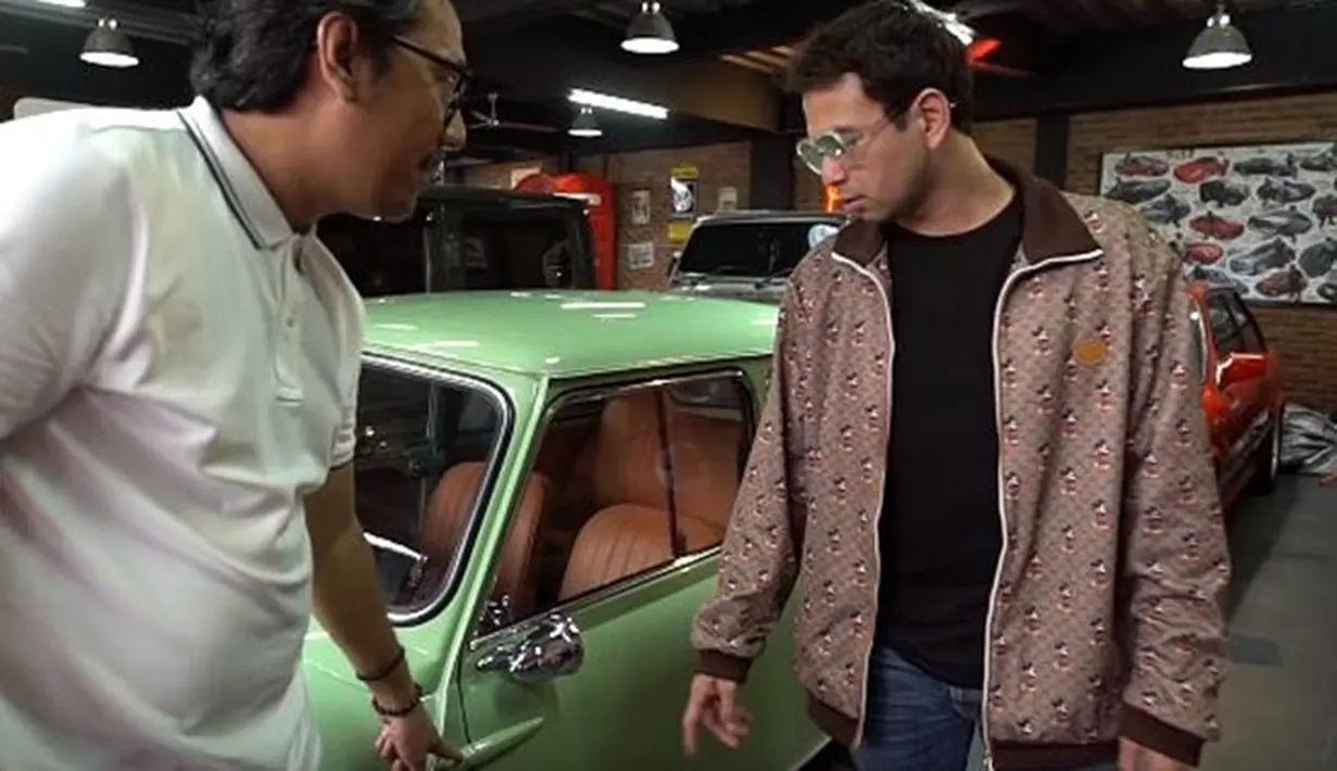 Potret mobil mini cooper klasik milk Andre Taulany yang dibeli Raffi Ahmad, seharga Rp 700 juta. (Sumber: YouTube/TAULANY TV)