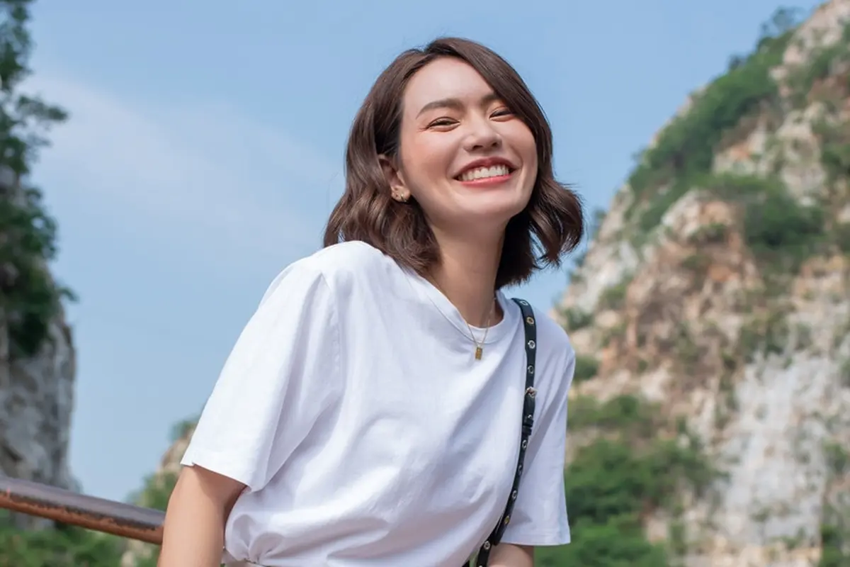 cantik tersenyum mencintai diri sendiri