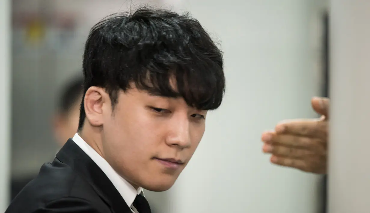 Mantan anggota boyband BIGBANG, Seungri mendatangi Pengadilan Distrik Pusat Seoul, Selasa (14/5/2019). Seungri datang untuk menghadiri persidangan atas surat perintah penangkapannya terkait kasus penyedia layanan seksual dan penggelapan dana. (Ed JONES / AFP)