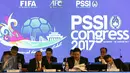 Ketua Umum PSSI, Edy Rahmayadi (ketiga kiri) menyampaikan pandangan saat Kongres PSSI 2017 di Bandung, Minggu (8/1). Salah satu yang dibahas adalah pencabutan hukuman kepada klub atau individu anggota PSSI. (Liputan6.com/Helmi Fithriansyah)