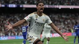 Meski telah diincar Liverpool sejak 2022/2023, Jude Bellingham akhirnya didapatkan raksasa Spanyol, Real Madrid. Harga senilai 100 juta euro atau setara Rp1,6 triliun masih enggan dikeluarkan The Reds yang justru disetujui oleh Real Madrid untuk memboyong gelandang Inggris tersebut dari Borussia Doetmund. (AFP/Thomas Coex)