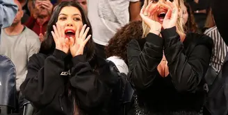 Khloe Kardashian dan Kourtney Kardashian tampak kompak. Keduanya memberikan semangat dan dukungan untuk Tristan Thompson yang sedang berjuang dalam pertandingan basketnya. (Instagram/kourtneykardashian)