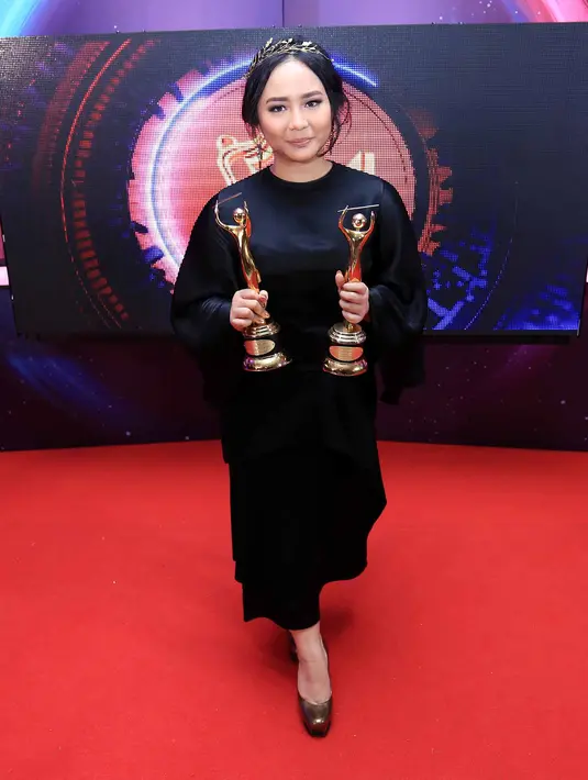 Selanjutnya, Gita Gutawa berhasil membawa dua piala. Tengah fokus dengan project lagu anak-anak, Gita menang dalam kategori Pencipta Lagu Anak-Anak Terbaik dan kategori Produser Album Lagu Anak-Anak Terbaik. (Deki Prayoga/Bintang.com)