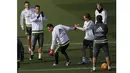 Para Pemain Real Madrid terlihat santai saat sesi latihan persiapan melawan Getafe di Valdebebas Training Ground, Madrid, Jumat (4/12/2015).  (REUTERS/Andrea Comas)
