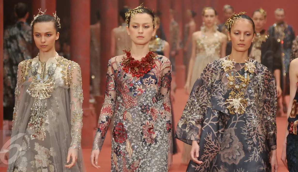 Sejumlah model berpose memperagakan busana desainer Biyan Wanaatmadja dalam koleksi terbaru untuk Women's Wear Spring Summer 2017 di Jakarta Selatan, Rabu (1/6/2016). Koleksi sebanyak 102 outfit itu bertajuk Benang Merah. (Liputan6.com/Gempur M Surya)