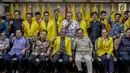 Ketua Umum ILUNI UI Arief Budhy Hardono ( Keempat dari kanan) Rektor UI Muhammad Anis (ketiga dari kiri) foto bersama usai memberikan pernyataan sikap bersama ILUNI UI dan Mahasiswa UI di Sekretariat ILUNI UI Kampus UI Salemba, Jakarta, Rabu (24/4). (Liputan6.com/Faizal Fanani)