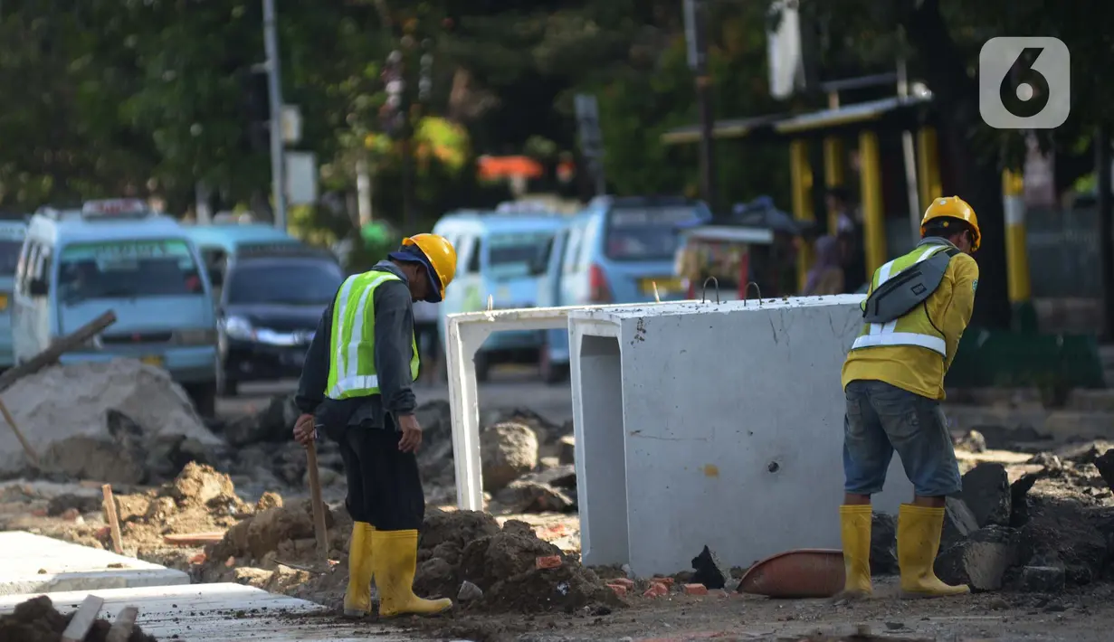 Pekerja menyeselasikan proyek revitalisasi kawasan Kota Tua, Jakarta, Rabu (23/3/2022). Revitalisasi pedestrian ini nantinya akan menjadi plaza pedestrian yang lebar sebagai bentuk penataan kawasan Kota Tua yang rendah emisi dan destinasi pariwisata bersejarah. (merdeka.com/Imam Buhori)
