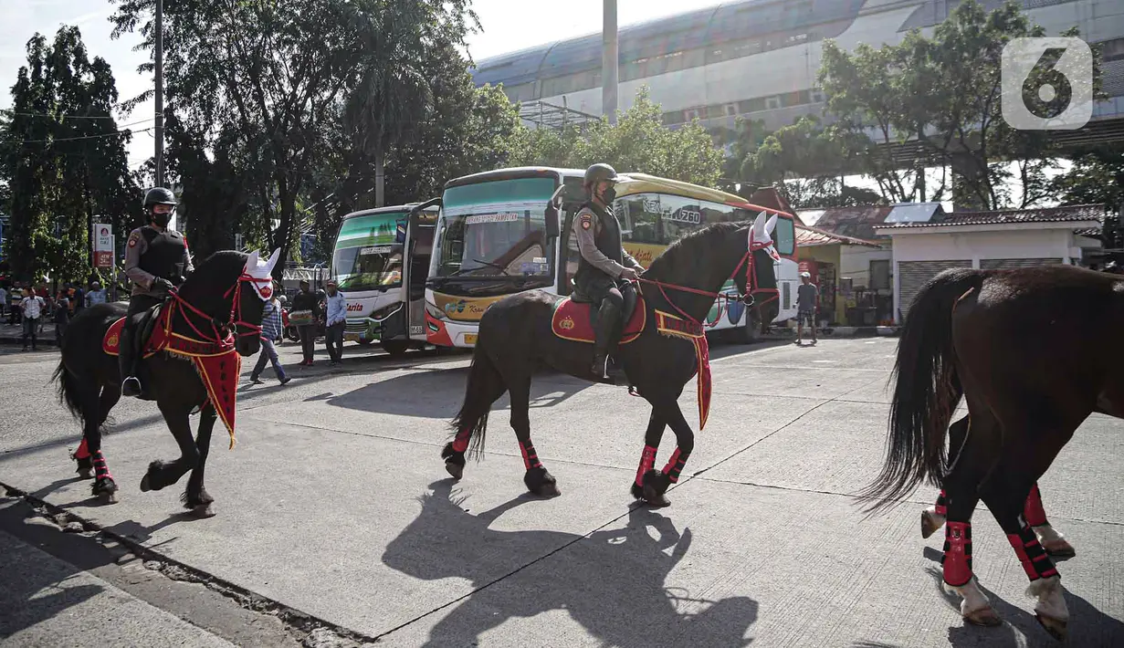 <p>Polisi berkuda dari Unit Satwa Polri melakukan patroli di Terminal Kampung Rambutan, Jakarta, Minggu (8/5/2022). Polisi berkuda dari Unit Satwa Polri secara rutin berpatroli guna memberikan rasa aman kepada penumpang yang tiba di Terminal Kampung Rambutan. (Liputan6.com/Faizal Fanani)</p>