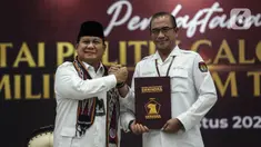 Ketua Umum Partai Gerindra Prabowo Subianto (kiri) mendaftarkan partai politiknya sebagai calon peserta Pemilu 2024 di Kantor KPU, Jakarta, Senin (8/8/2022). Pada hari kedelapan ini, KPU menerima pendaftaran empat partai politik di antaranya Partai Republiku Indonesia, Partai Hati Nurani Rakyat (Hanura), Partai Gerindra, dan Partai Kebangkitan Bangsa (PKB). (Liputan6.com/Johan Tallo)