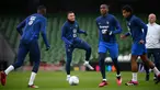 Penyerang Prancis, Kylian Mbappe (tengah) dan rekan satu timnya ambil bagian dalam sesi latihan tim di Stadion Aviva di Dublin, Irlandia pada 26 Maret 2023. (AFP/Franck Fife)