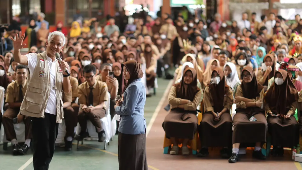 Gubernur Jawa Tengah Ganjar Pranowo di hadapan para siswa, saat melaksanakan program 'Gubernur Sambang Sekolah' di SMA Negeri 1 Kudus, Kabupaten Kudus. (Istimewa)