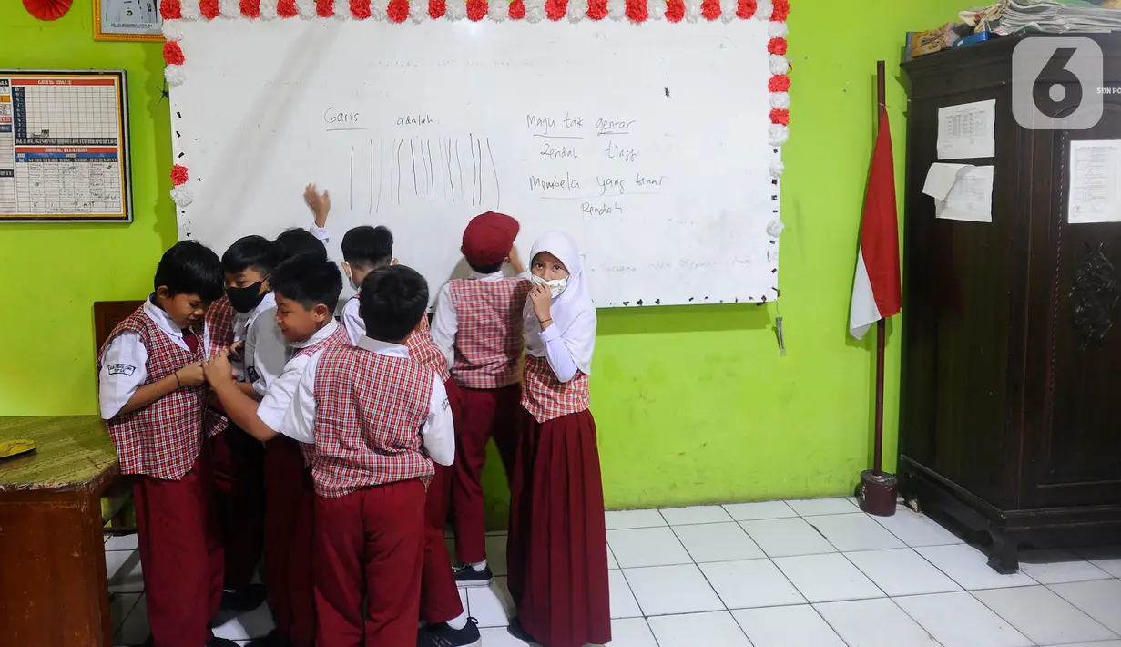 Siswa mengikuti kegiatan belajar mengajar tanpa ada guru yang hadir di SDN Pondok Cina 1, Depok, Jawa Barat, Senin (14/11/2022). Perwakilan orang tua murid mengatakan, para siswa  telah diizinkan untuk bersekolah di SDN Pondok Cina 1 lantaran Komisi D DPRD Kota Depok telah memberikan rekomendasi. (merdeka.com/Arie Basuki)