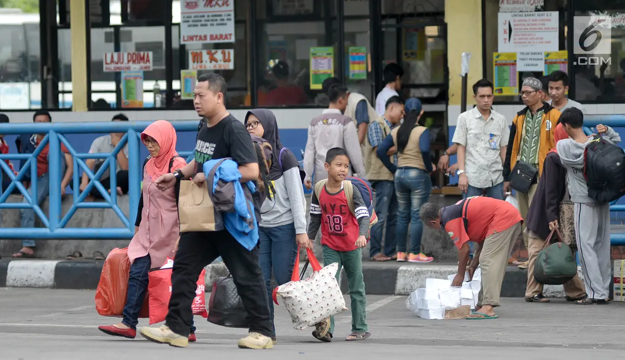 Penumpang saat ingin menaiki bus di Terminal Kampung Rambutan, Jakarta Timur, Rabu (14/6). Sebagian warga memilih mudik lebih awal untuk menghidari kemacetan pada puncak arus mudik lebaran nanti. (Liputan6.com/Yoppy Renato)