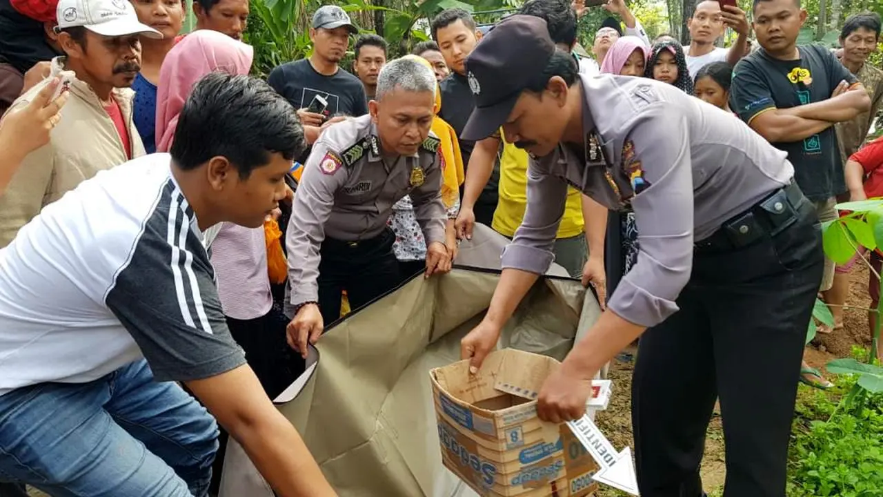 Jasad bayi lelaki ditemukan di dalam kardus oleh jemaah salat subuh di Padureso, Kebumen. (Liputan6.com/Polres Kebumen/Muhamad Ridlo)
