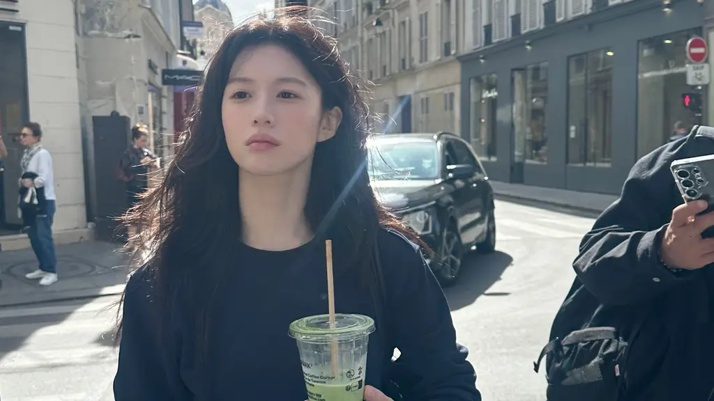 Make up natural Go Youn Jung di Paris. (instagram.com/goyounjung)