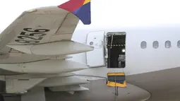 Dari video yang beredar, insiden itu membuat angin bertiup melalui kabin pesawat saat penumpang ketakutan hingga mencengkeram sandaran tangan. (Yun Kwan-shick/Yonhap via AP)