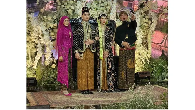 8 Potret Keluarga Al Ghazali-Alyssa Daguise di Ngunduh Mantu, Bergaya Adat Jawa