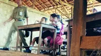 Sekolah ini berdiri dengan dinding yang terbuat dari bilik bambu, beratapkan rumbia, dan berlantaikan tanah.