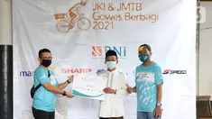 Perwakilan Jurnalis Kayuh Indonesia (JKI) dan Jurnalis Mountain Bike (JMTB) secara simbolis memberikan donasi berupa uang tunai dan sembako kepada 53 Anak Yatim dan Dhuafa di Pesantren Yatim dan Dhuafa Shabilul Mukminin, Depok, Kamis (06/05/2021). (Liputan6.com/HO/JKI)