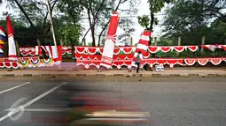 Bendera dan umbul-umbul yang dijual di kawasan Tanjung Barat, Jakarta, Senin (1/8). Jelang hari kemerdekaan, pedagang bendera mulai bertebaran. (Liputan6.com/Immanuel Antonius)