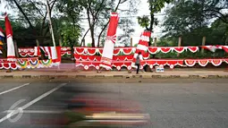 Bendera dan umbul-umbul yang dijual di kawasan Tanjung Barat, Jakarta, Senin (1/8). Jelang hari kemerdekaan, pedagang bendera mulai bertebaran. (Liputan6.com/Immanuel Antonius)
