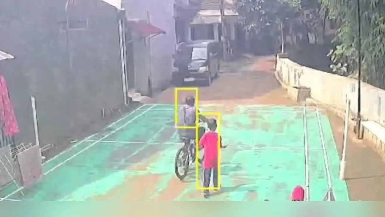 Tersangka pencurian sepeda seorang bocah saat terekam CCTV di kawasan Cilodong, Depok.