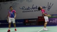 Ganda putri Indonesia, Apriyani Rahayu/Siti Fadia Silva Ramadhanti, saat bertanding menghadapi pasangan Korea Selatan, Lee So Hee/Shin Seung Chan, di perempat final Indonesia Open 2022. Apriyani/Fadia tersingkir di perempat final setelah kalah 14-21 dan 19-21. (Bola.com/Bagaskara Lazuardi)