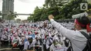 Massa calon pekerja migran Indonesia berunjuk rasa di depan kompleks Kemenaker, Jakarta, Senin (18/10/2021). Aksi dilakukan untuk menuntut kejelasan status penempatan mereka. (Liputan6.com/Faizal Fanani)