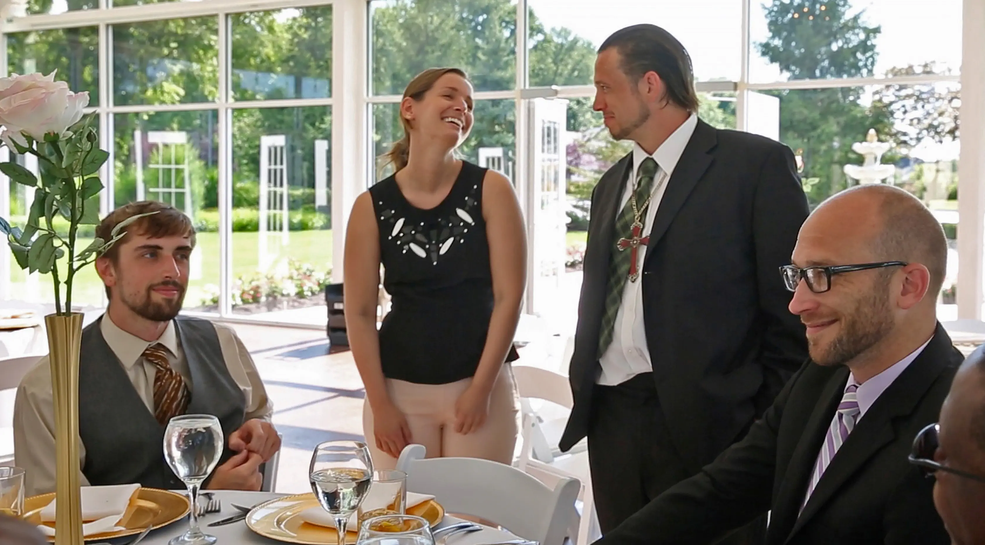 Sarah Cummins berbincang dengan pria dari Wheeler Mission di Ritz Charles, 15 Juli 2017. Cummins batal menikah dan menyumbangkan dana pernikahannya sebesar Rp 398 juta untuk menggelar pesta bagi tunawisma. (Kelly Wilkinson/The Indianapolis Star via AP)