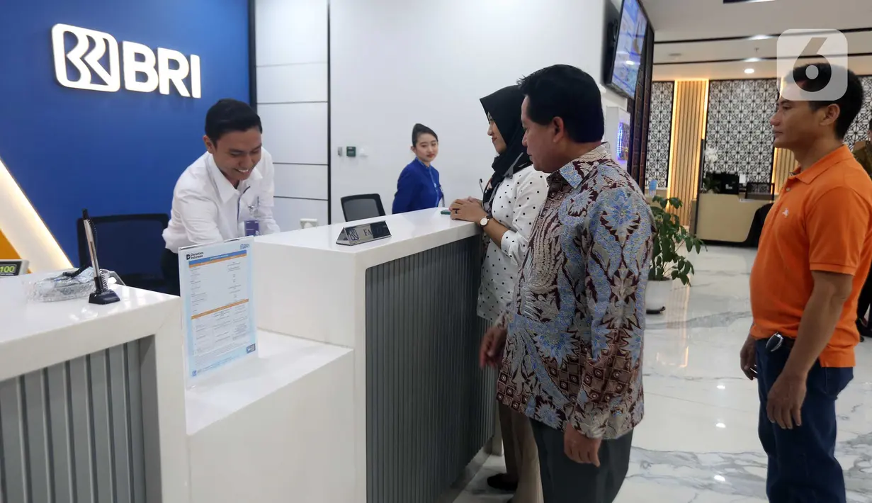 Direktur Utama Bank Rakyat Indonesia (BRI), Hery Gunardi juga menyempatkan melihat langsung pelayanan nasabah di bagian teller. (Liputan6.com/Helmi Fithriansyah)