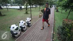 Warga beraktivitas di sekitar Taman Tanjung, Jakarta, Senin (7/11). Dinas Pertamanan dan Pemakaman DKI Jakarta mengatakan bahwa Ruang Terbuka Hijau (RTH) di Provinsi DKI Jakarta hingga saat ini baru mencapai 14,94%. (Liputan6.com/Immanuel Antonius)