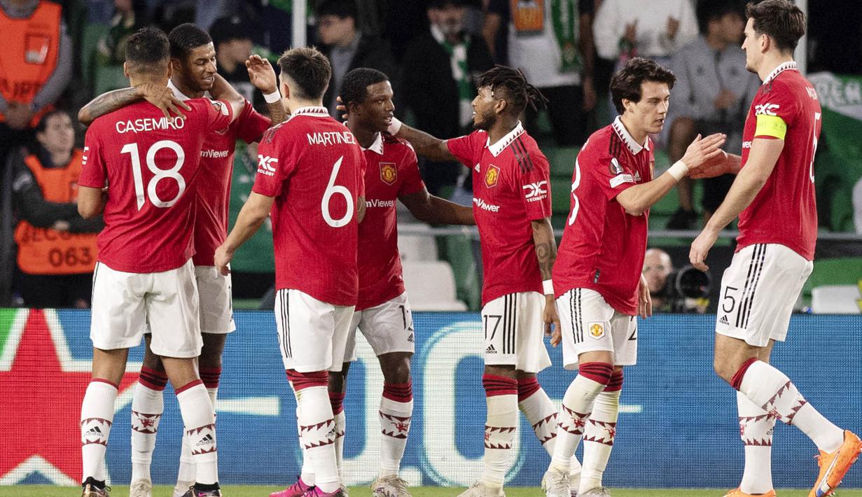 Pemain Manchester United merayakan gol yang dicetak oleh Marcus Rashford ke gawang Real Betis pada leg kedua babak 16 besar Liga Europa di Stadion Benito Villamarin, Jumat (17/3/2023). an United dipastikan melaju ke 8 besar Liga Europa 2022-2023 dengan keunggulan agregat 5-1. (AFP/Jorge Guerrero)