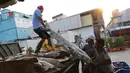 Pekerja tengah menurunkan ikan hiu di Muara Angke, Jakarta, Kamis (7/6). Untuk diketahui, Indonesia merupakan produsen terbesar ikan hiu di dunia. (Liputan6.com/Angga Yuniar)