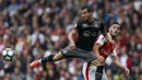 Bek Southampton, Cedric Soares, membuang bola dari jangkauan striker Arsenal, Lucas Perez. Pada laga ini wasit mengeluarkan tujuh kartu kuning, dua untuk Arsenal, sisanya untuk pemain Southampton. (AFP/Ikimages)