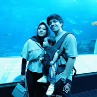 Hari kedua di Singapura, Aurel dan Atta mengajak Ameena jalan-jalan ke aquarium ikan di Singapura. @aurelie.hermansyah.