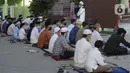 Imam menyampaikan khotbah saat pelaksanaan salat Idul Fitri berjemaah di pelataran Masjid Al Kahfi Griya Pamulang 2, Parakan, Pamulang, Tangerang Selatan, Banten, Minggu (24/5/2020). Di tengah pandemi COVID-19, jemaah yang hadir mengenakan masker untuk mencegah penularan. (merdeka.com/Dwi Narwoko)