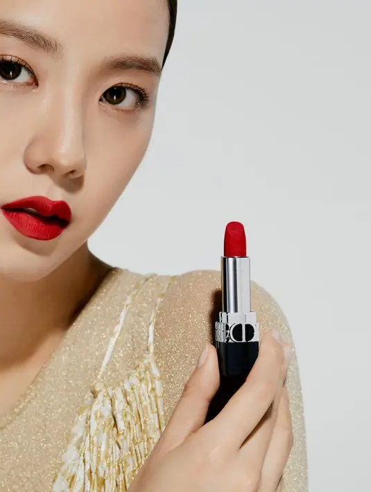 Untuk makeup yang dihadirkan, nuansa bold bermain pada rona lipstik merah yang mendominasi. Lipstik tersebut adalah seri ikonis Rouge Dior 999 Velvet. (Foto: Dior Beauty)