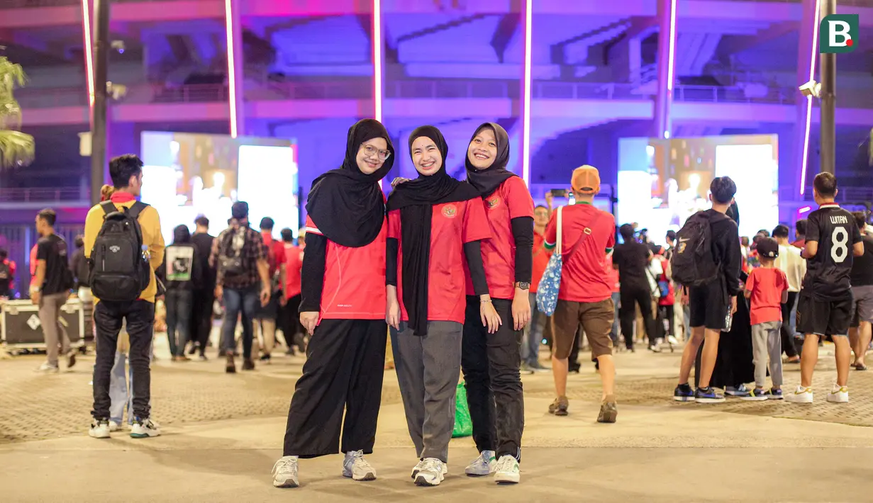 Ara (kiri), Nabila (tengah), dan Anggi kelompok remaja putri yang ikut memeriahkan nonton bareng laga semifinal Piala Asia U-23 antara Timnas Indonesia U-23 melawan Uzbekistan U-23 di Kompleks Stadion Utama Gelora Bung Karno (SUGBK), Senayan, Jakarta, Senin (30/04/2024). (Bola.com/Bagaskara Lazuardi)