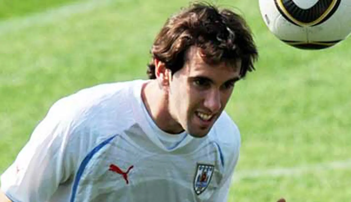 Bek Uruguay dan Villarreal Diego Godin bermain dengan bola di saat sesi latihan timnas di Johannesburg, 3 Juli 2010 jelang laga semifinal PD 2010 lawan Belanda di Cape Town. AFP PHOTO/ Rodrigo ARANGUA 
