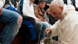 Paus Fransiskus mencuci kaki para narapidana selama kunjungannya ke pusat penahanan Regina Coeli di Roma, Italia, Kamis (29/3). Ritual yang dilakukan sebelum Paskah ini untuk menekankan bahwa seorang Paus harus melayani masyarakat. (Vatican Media via AP)