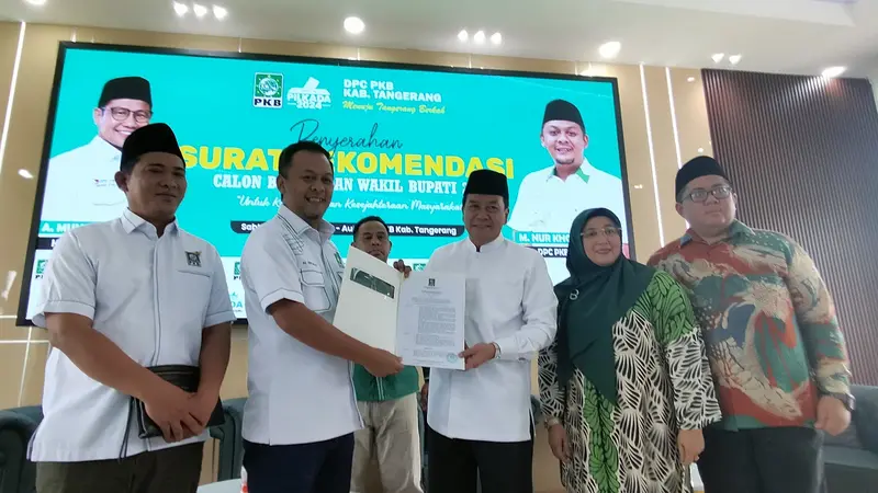 Partai Kebangkitan Bangsa (PKB) resmi memberikan rekomendasi kepada pasangan bakal calon bupati-wakil bupati Tangerang, Maesyal Rasyid dan Intan Nurul Hikmah, untuk maju di Pilkada Kabupaten Tangerang. (Liputan6.com/Pramita Tristiawati)