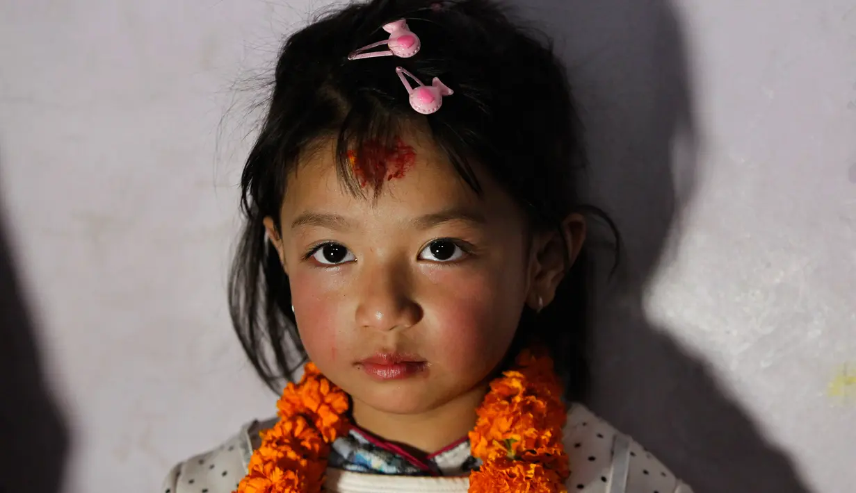Potret gadis berusia lima tahun bernama Nihira Bajracharya yang akan diangkat menjadi Dewi Hidup atau Kumari saat berada di sebuah kuil Hindu di Patan, Lalitpur, Nepal (5/2). (AP Photo / Niranjan Shrestha)