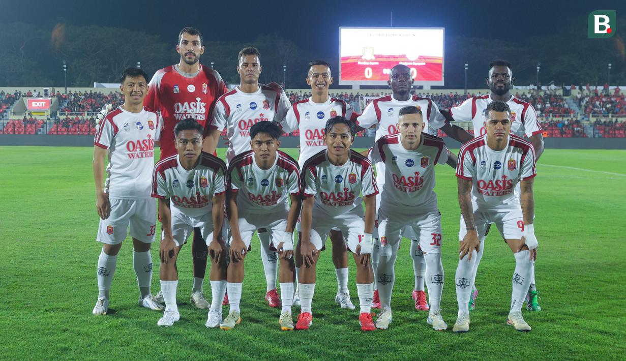 Para pemain Persijap Jepara foto bersama saat laga uji coba melawan Persipura Jayapura di Stadion Gelora Bumi Kartini (GBK) Jepara, Sabtu (26/7/2025). (Bola.com/M. Iqbal Ichsan)