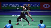 Mohammad Ahsan mencoba bermain bola pendek di laga final All England 2019 yang berlangsung di Arena Birmingham, Minggu (10/3). Di final Hendra/Ahsan menang 11-21, 21-14, 21-12 atas Aaron Chia/Soh Wooi Yik. (AFP/Oli Scarff)