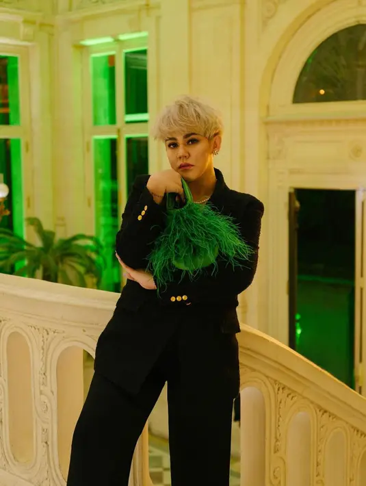 Bak idol Korea, Sissy Precillia tampil kece dengan gaya rambut pixie cut diwarnai putih. @syssio.