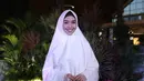 Awal terjun ke dunia hiburan, Oki Setiana Dewi sering kali merasakan aneh dengan penampilannya. Saat itu, ia sukses menjadi salah satu pemeran dalam film Ketika Cinta Bertasbih. Ia masuk ke dunia hiburan dengan gaya muslimah. (Galih W. Satria/Bintang.com)