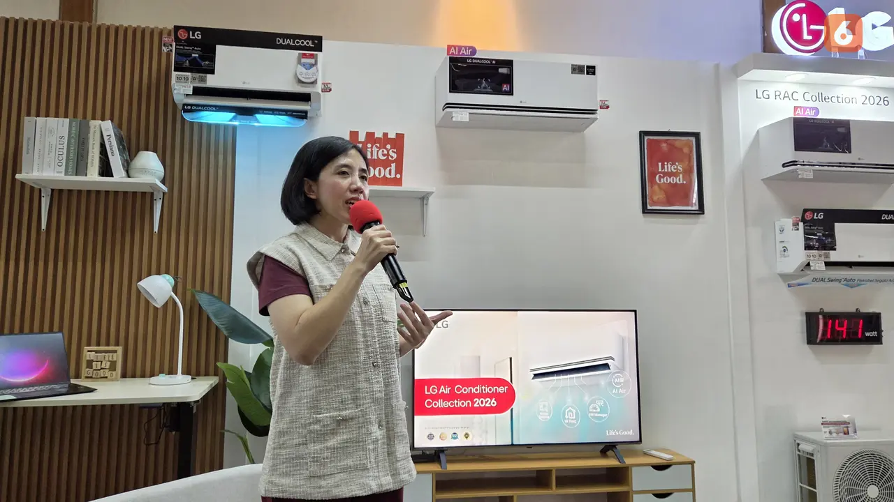 Corporate Marketing Head of LG Electronics Indonesia, Dhita Ayuningtyas, saat peluncuran AC berteknologi AI di Jakarta. Liputan6.com/Iskandar
