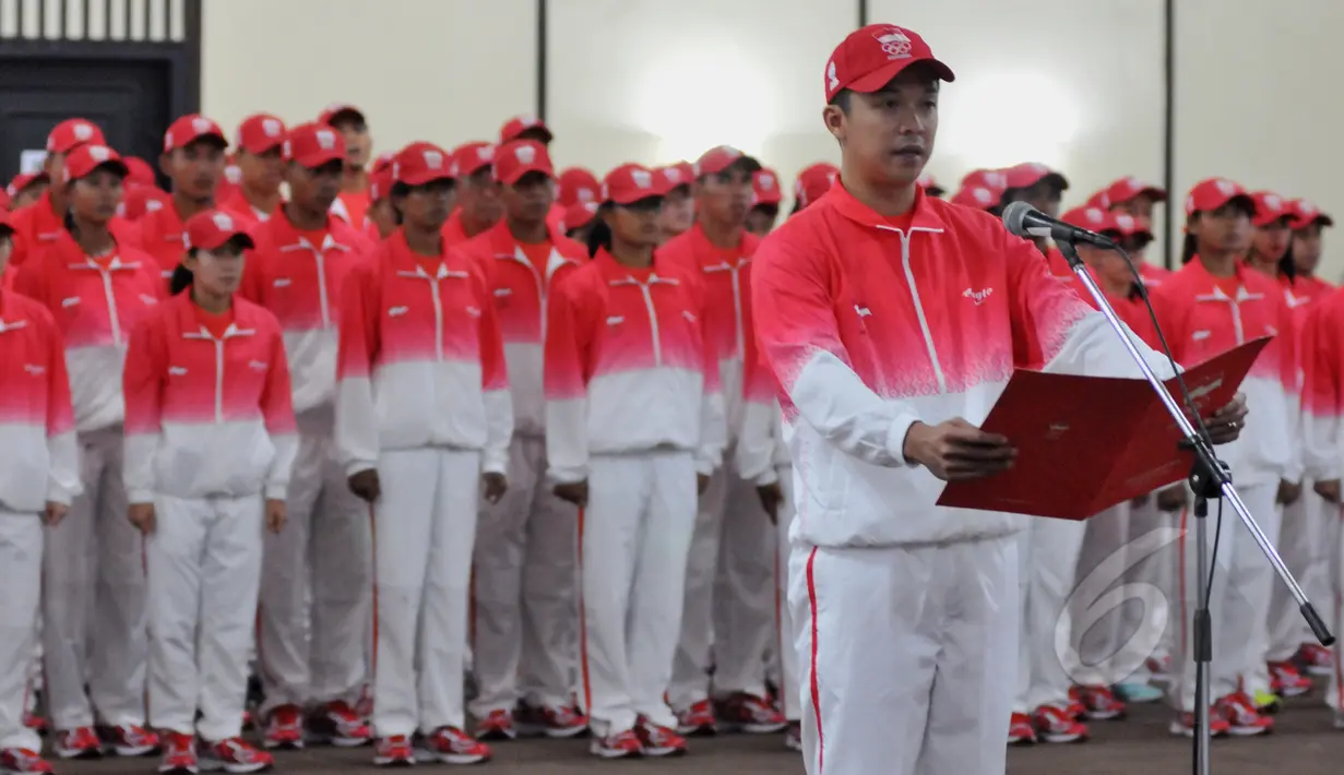 Chief de Mission kontingen Indonesia, Taufik Hidayat saat acara Pengukuhan dan Pelepasan Kontingen untuk SEA Games 2015 Singapura di Senayan, Jakarta, (25/5/2015). (Liputan6.com/Andrian M Tunay)